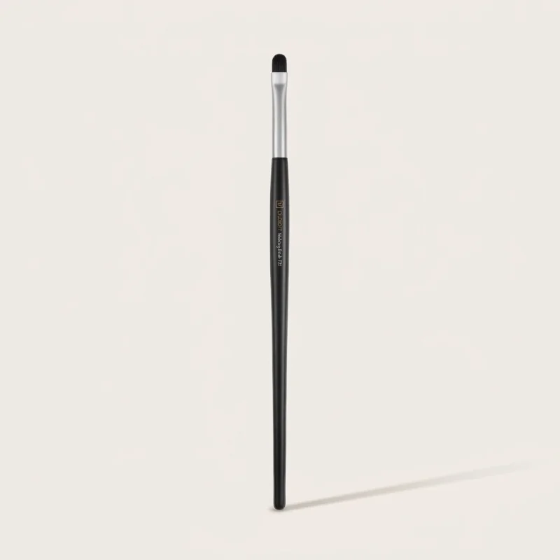 STUDIO17 ++ Detail Eye Defining Brush 721 for Precision Smudging - Main Image